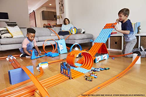 Toy Car Track Set with 2 Cars in 1:64 Scale O968