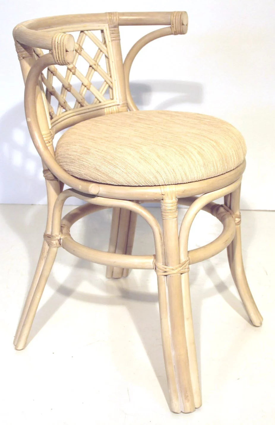Set of 2 Natural Rattan Chairs and Oval Glass Table H837