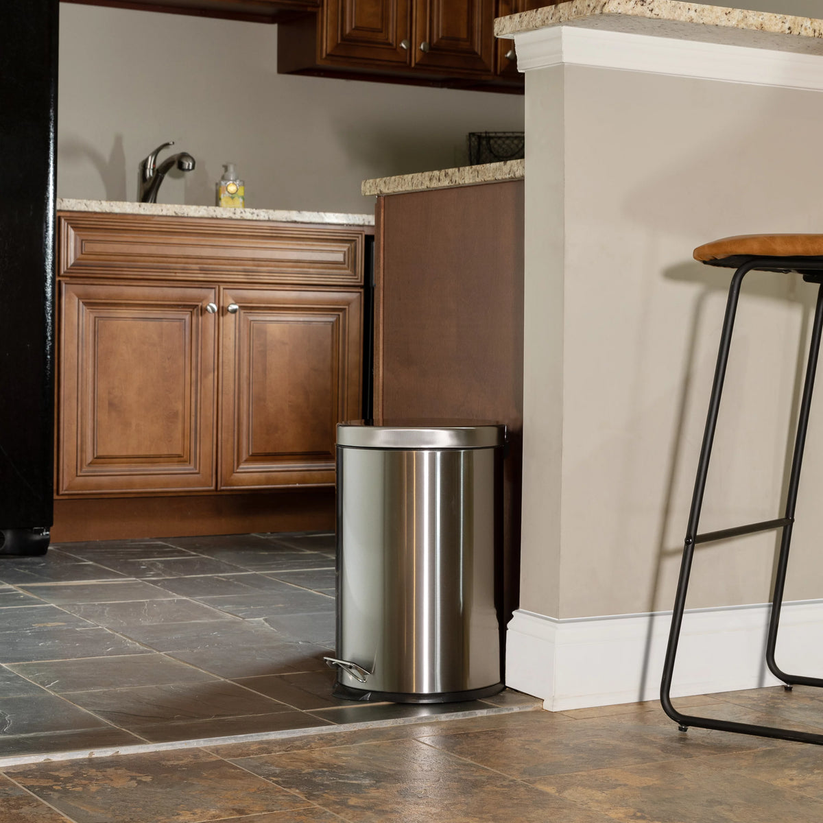Round Stainless Steel Soft Close Step Trash Can 5.3 Gallons M7975